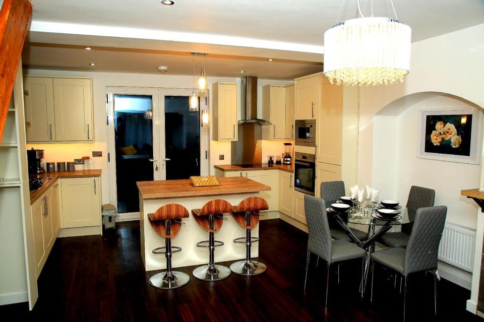 A Modern, Comfy Newly Remodeled 2bd House Vacation rental in Barking