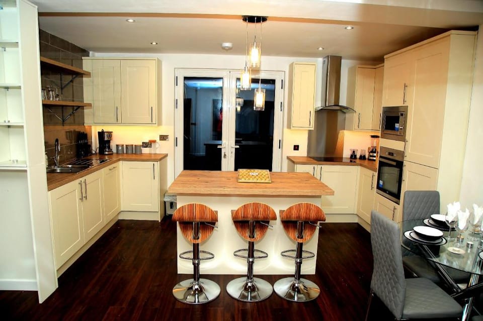 A Modern, Comfy Newly Remodeled 2bd House Vacation rental in Barking