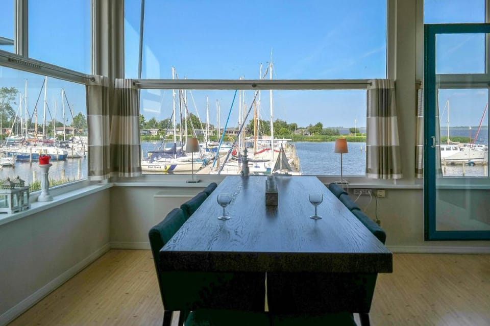 Entire house - 6 pers Lauwersmeer Lakefront house with sauna, pellet stove Vacation rental in Anjum
