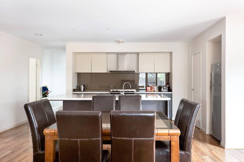 Entire house - 5br Luxury House 20 Min To Cbd Spacious Living Vacation rental in Truganina