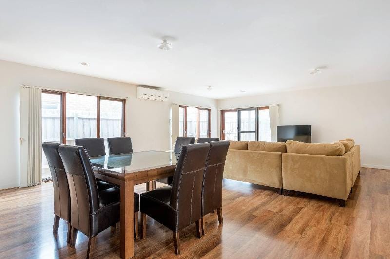 Entire house - 5br Luxury House 20 Min To Cbd Spacious Living Vacation rental in Truganina