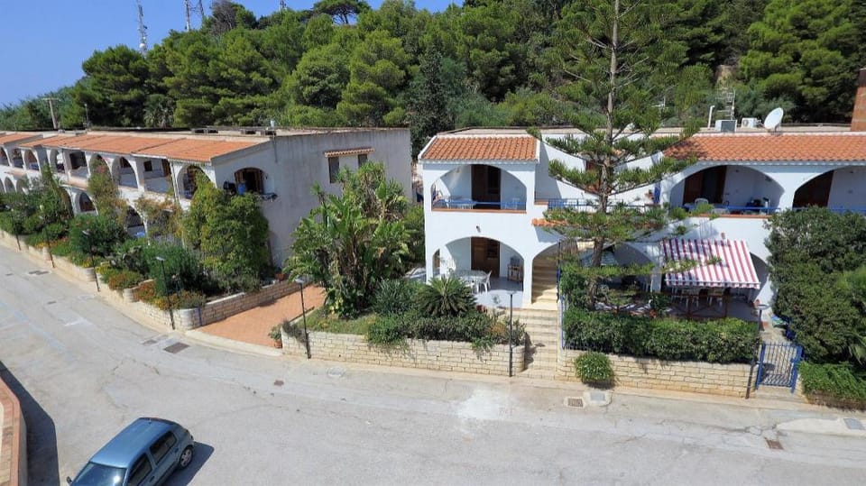 Holiday House with panoramic Viewbalcony,wifi,self-catering,250mt from the sea Apartment in Sicily