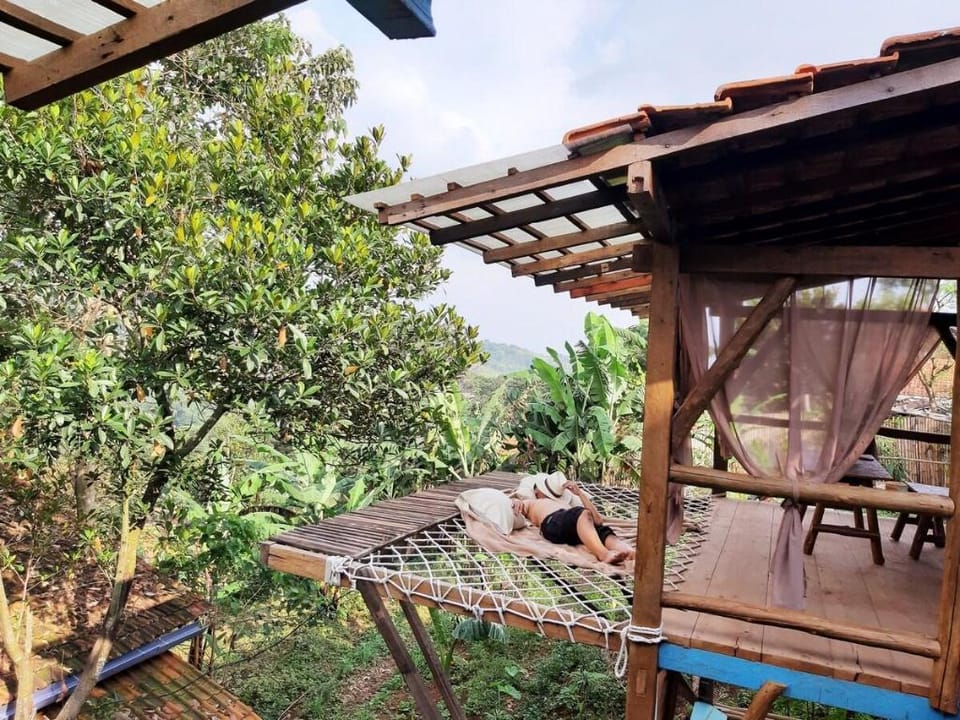 KAI LEISURE AND CAFE / TENGAH /KAMAR MANDI LUAR Villa in Bandung