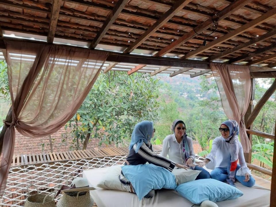 KAI LEISURE AND CAFE / TENGAH /KAMAR MANDI LUAR Villa in Bandung