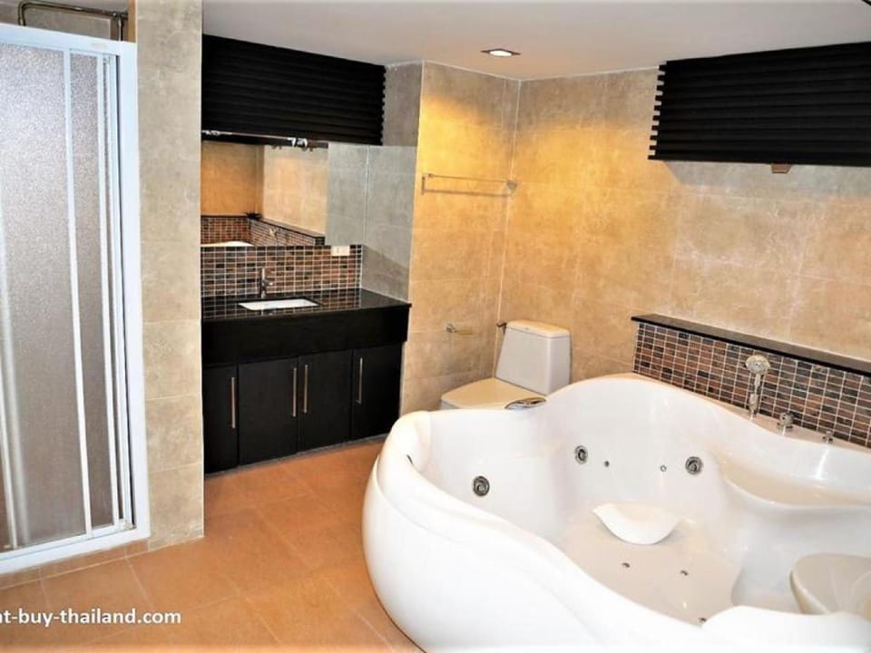 Jacuzzi beach front apartment with Sea view Jomtien beach condo S1 Apartment in Pattaya City