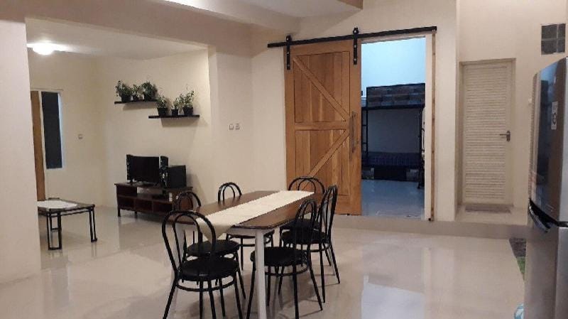 Omah Wilis: homestay with private pool in Batu Vacation rental in Batu