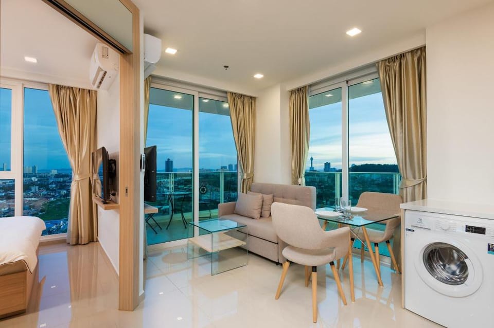 Rare 270° Sea View High Floor Balcony ★ Fast WIFI Apartment in Pattaya City