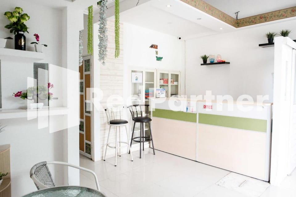 Happy Inn Puspo Mitra RedDoorz Bed and Breakfast in Indonesia