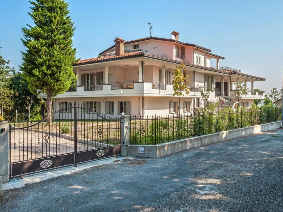 Spacious Villa with Pool Villa in Marche