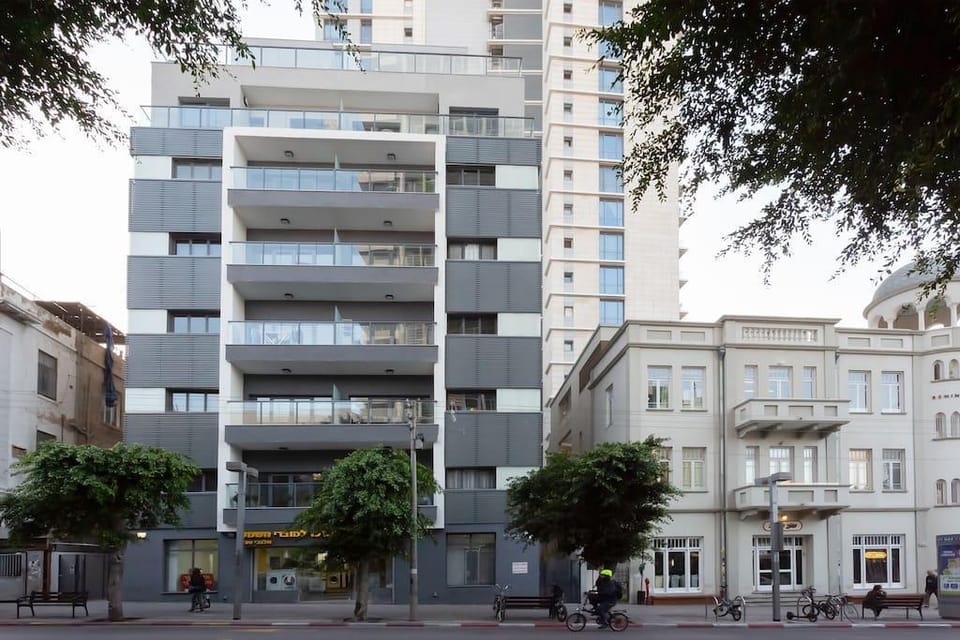 Extravagant 3BR Penthouse with jacuzzi on Rotchild Apartment in Tel Aviv-Yafo