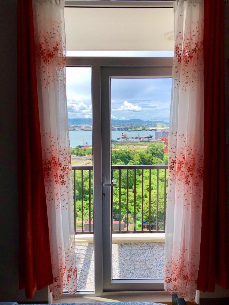 CebuNightSkyCondoTel w/Balcony Near Mactan Airport Apartment in Lapu-Lapu City