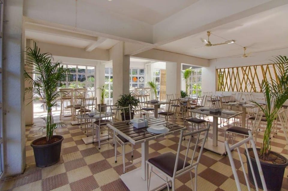 Sanitized Spacious room with Queen bed, AC, Pune Apartment in Pune