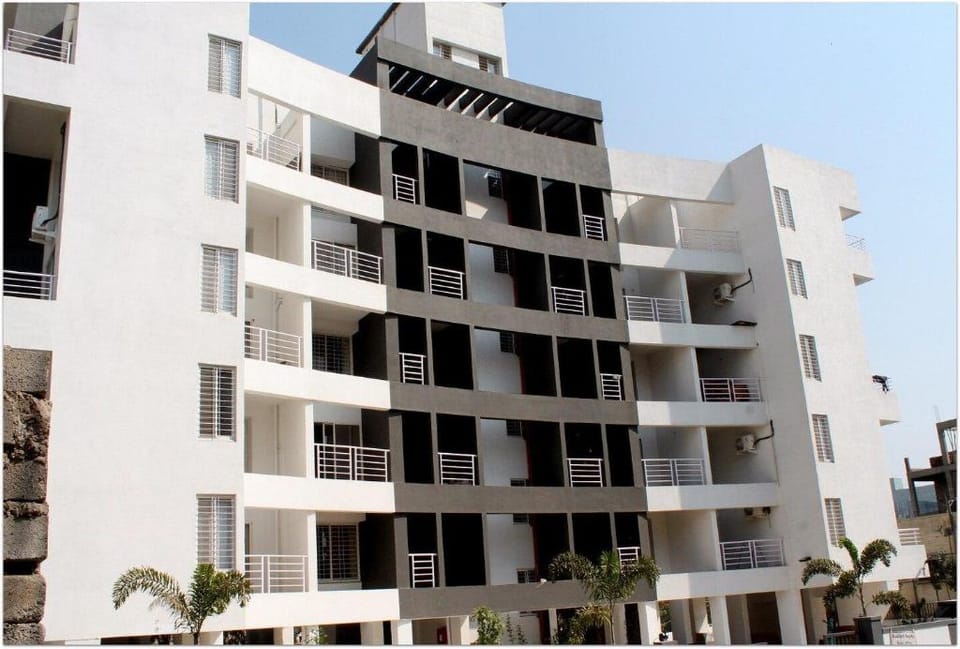 Sanitized Spacious room with Queen bed, AC, Pune Apartment in Pune