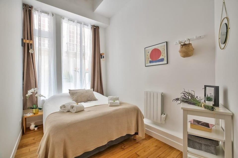 New Stunning 4 bdrs Apt, with AC – Le Marais Apartment in Paris