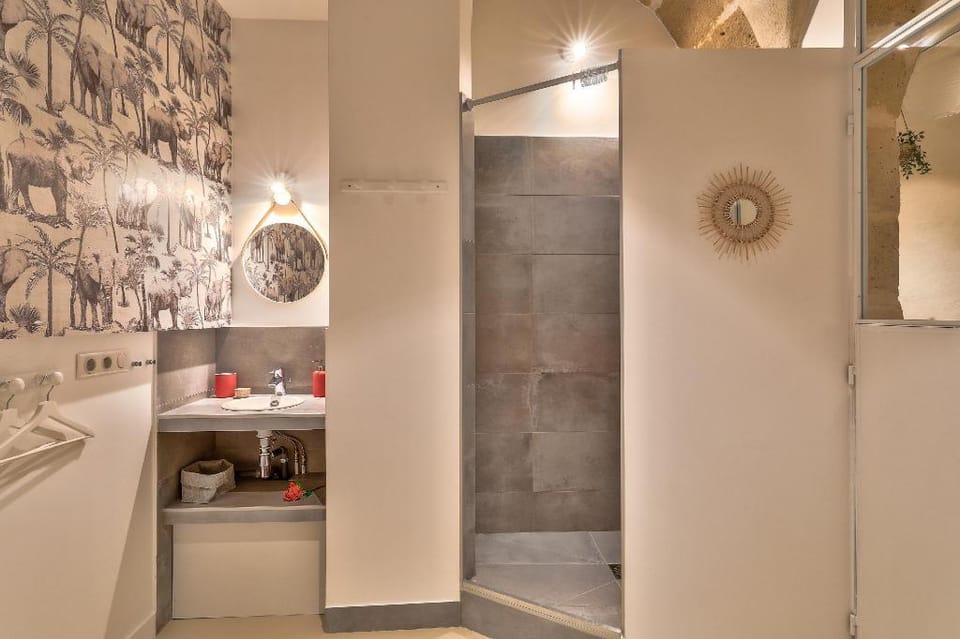 New Stunning 4 bdrs Apt, with AC – Le Marais Apartment in Paris