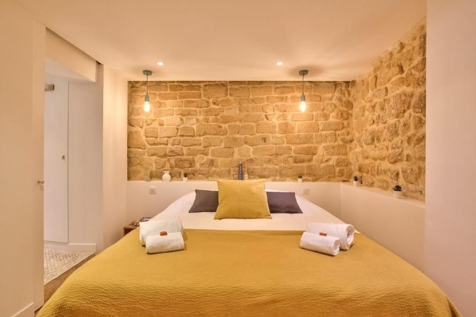 New Stunning 4 bdrs Apt, with AC – Le Marais Apartment in Paris