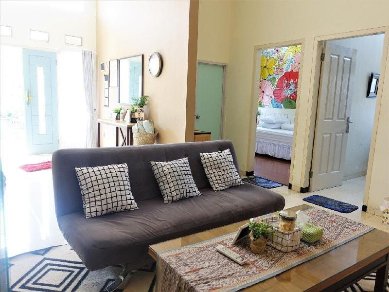 Kedawungville 3 Bedroom House Vacation rental in East Java