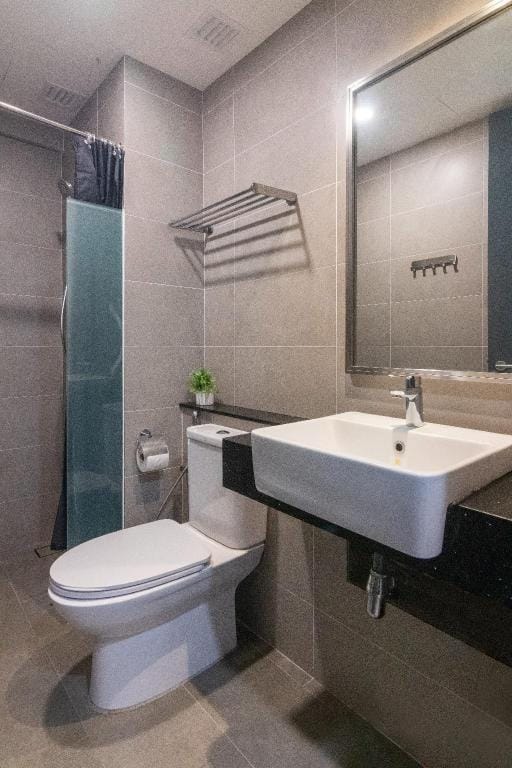 The Cottage by ALV, 3BR Sunny Seaview Apartment in George Town