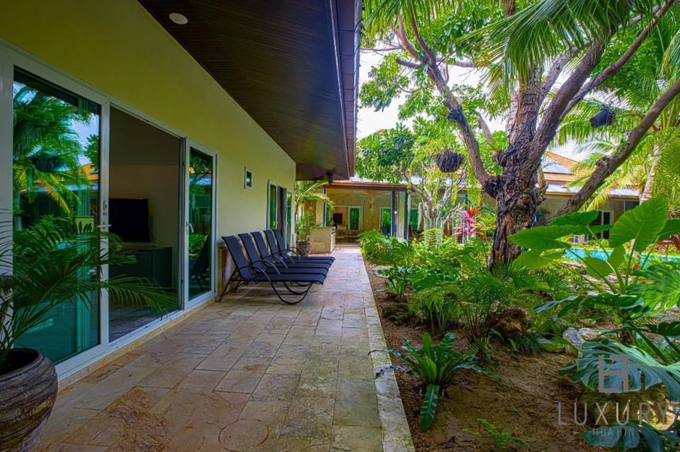 Six Bedroom Luxury Villa on Golf Course (PH125) Villa in Hua Hin District