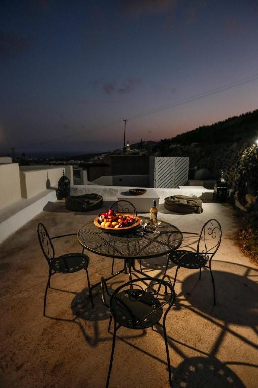Dandy Cave Villa |Prv Lux|Waterfall Pool & Hot Tub Villa in Santorini