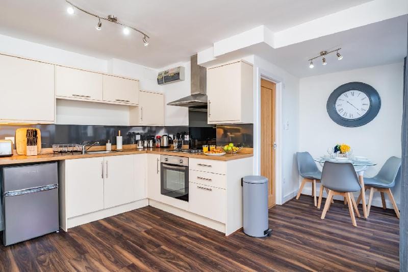 Beautiful Flat,Town Center, 55" Smart TV + Netflix Apartment in Andover
