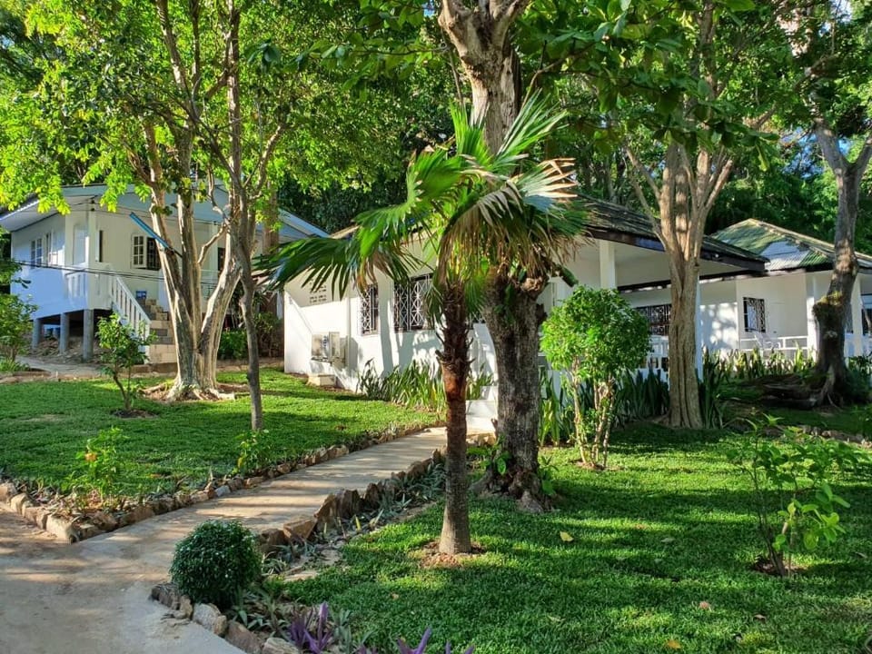 Blue Bay Bungalow Hotel in Phe