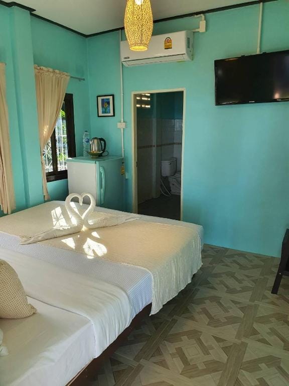 Blue Bay Bungalow Hotel in Phe