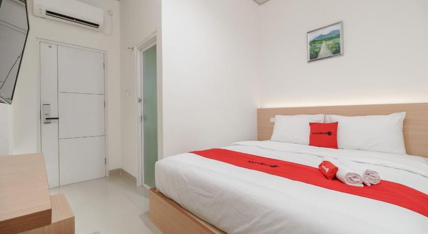 RedDoorz Plus near Soekarno Hatta Airport Taman Mahkota Bed and Breakfast in Jakarta
