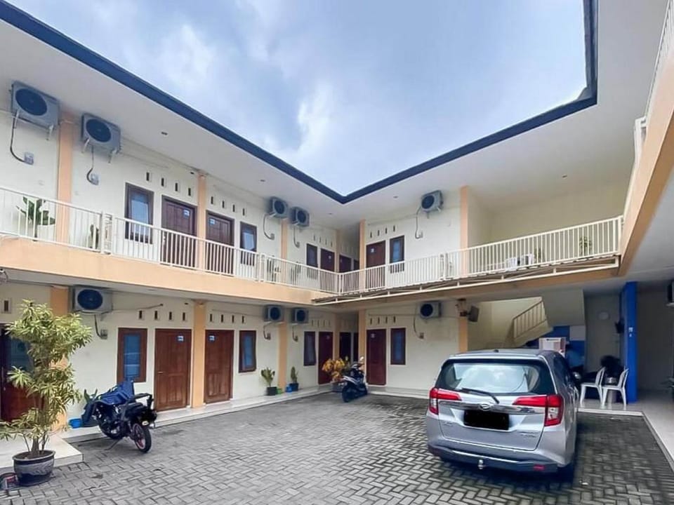 RedDoorz Syariah @ Pahlawan Sidoarjo Bed and Breakfast in East Java