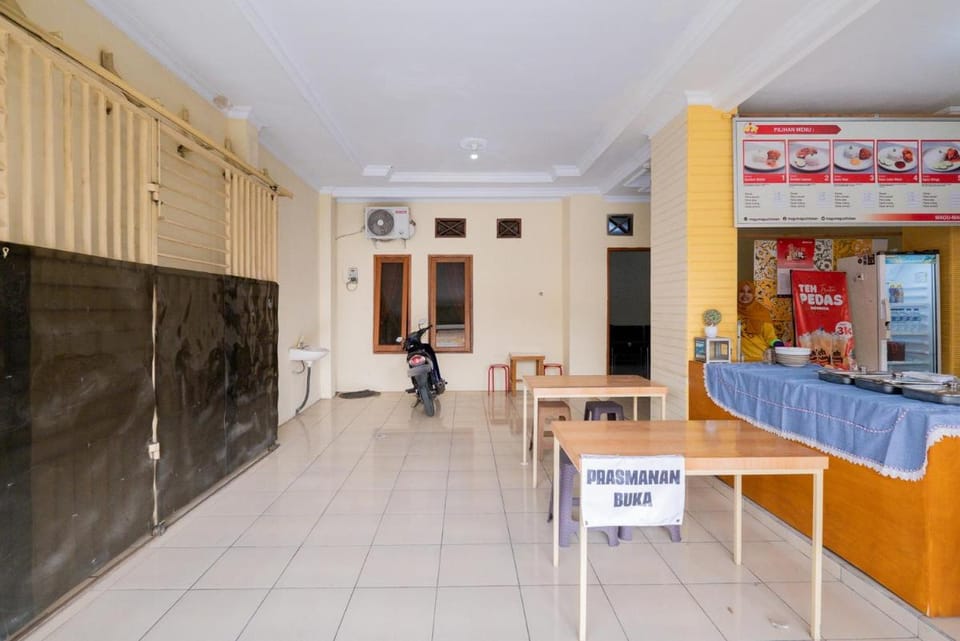 RedDoorz Syariah At Danau Maninjau Sawojajar Hotel in East Java