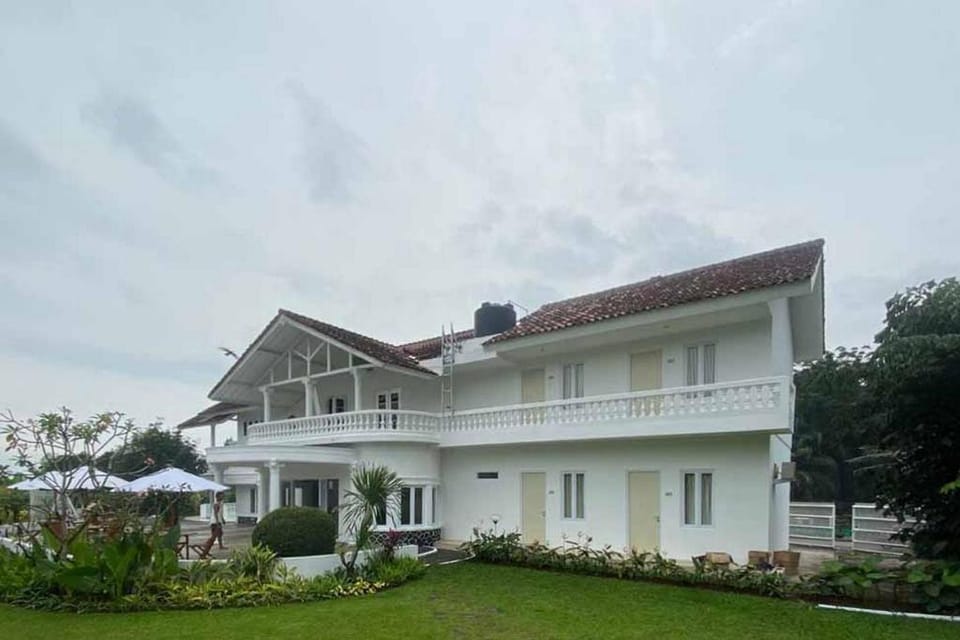 RedDoorz Plus @ Megamendung Puncak 2 Hotel in Cisarua