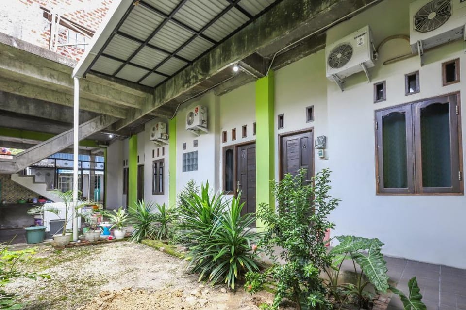 OYO 3830 Dfarys Gh Syariah Hotel in Indonesia