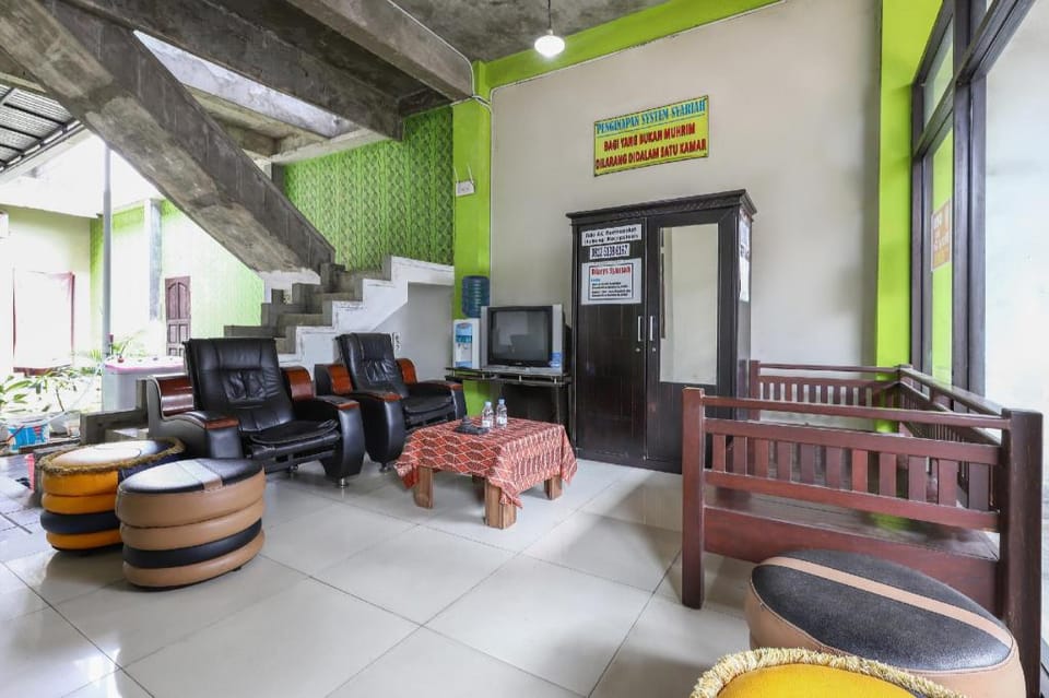 OYO 3830 Dfarys Gh Syariah Hotel in Indonesia