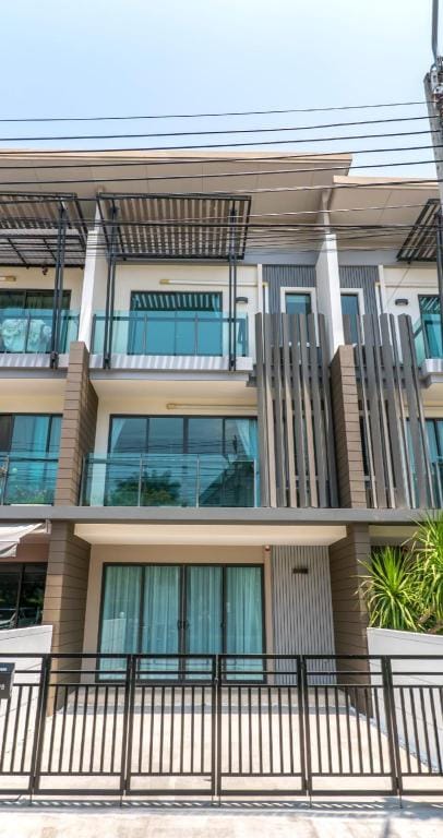 Townhome/Rama2/3BR Lux Cozy Home/8 Sleeps/Parkings Vacation rental in Bangkok