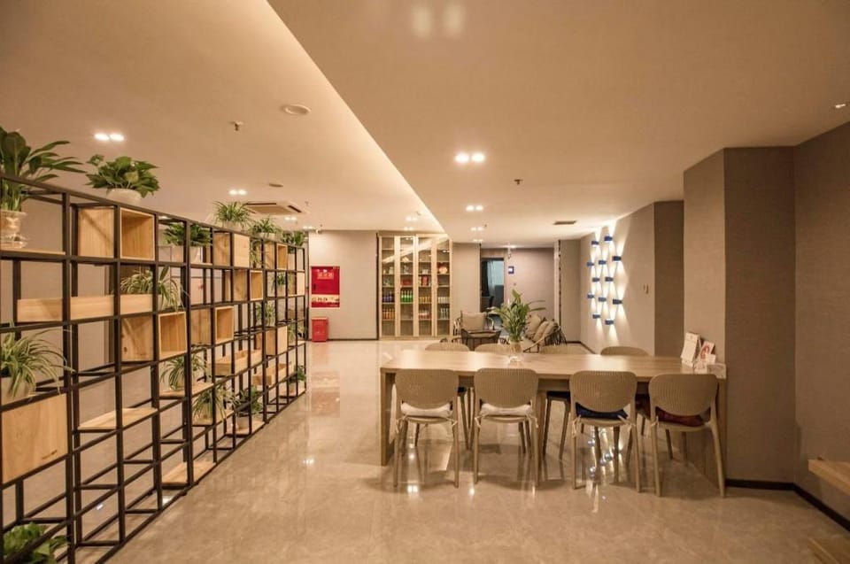 7 Days Premium Hotel Chongqing Hongqihegou Light Rail Station Hotel in Shanghai