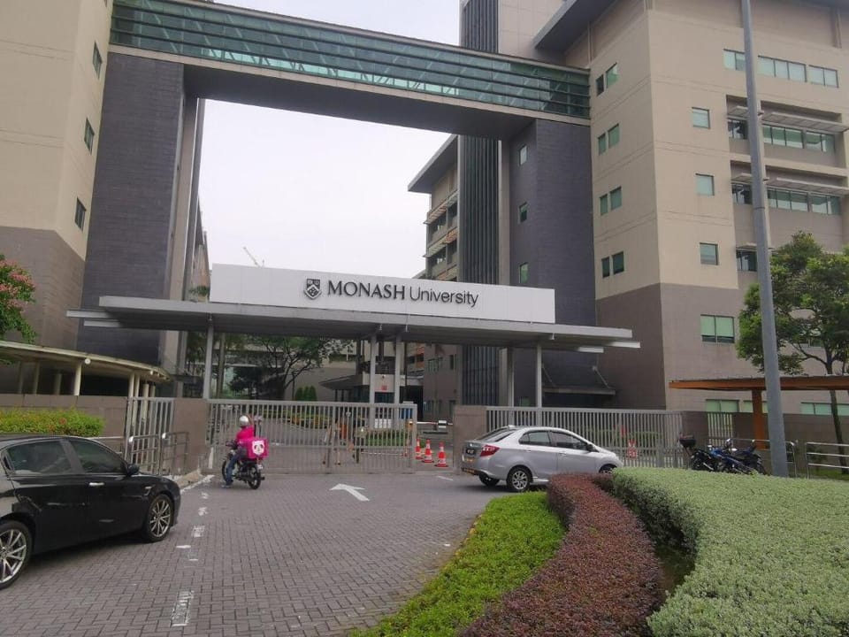 Sunway 1-5 pax Pyramid Medical Lagoon University Apartment in Subang Jaya