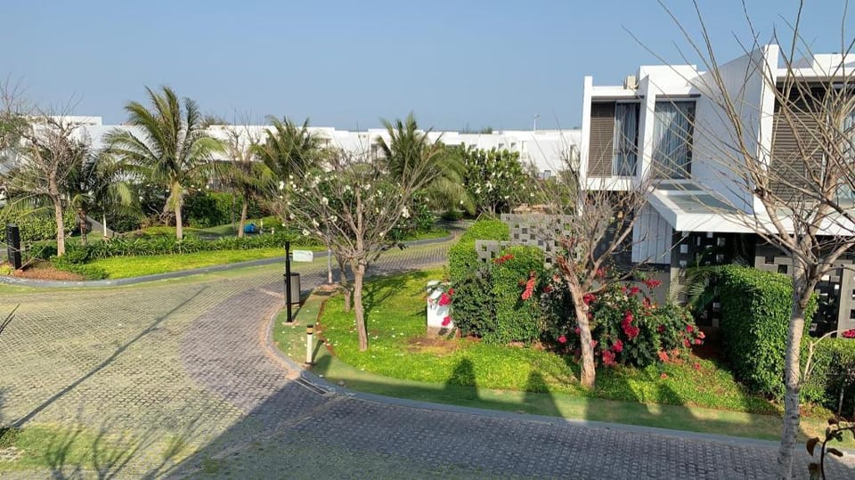 YES Balcony Deluxe Room - Oceanami Villas & Beach Apartment in Ba Ria - Vung Tau