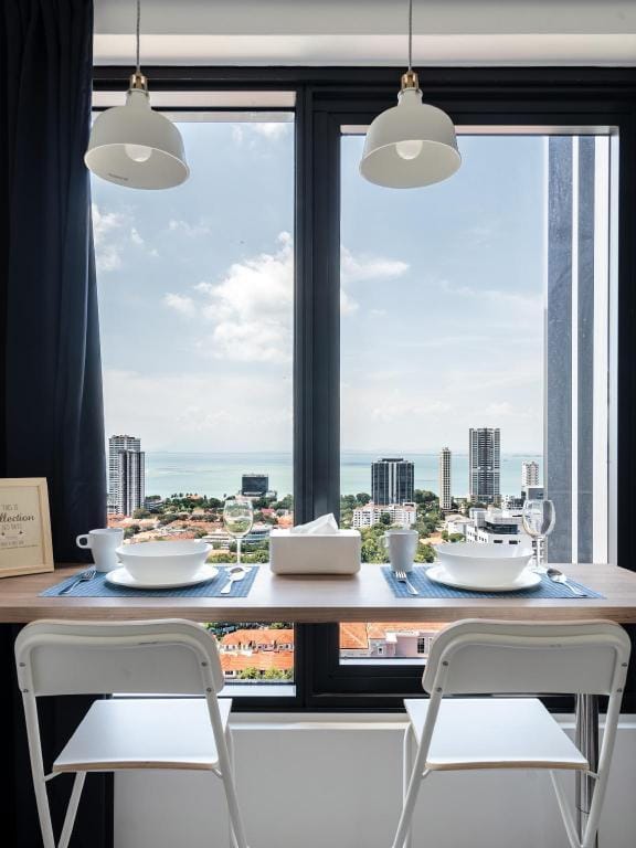 MUJI B&W Studio- Seaview★ Georgetown★Netflix&TVBox Apartment in George Town