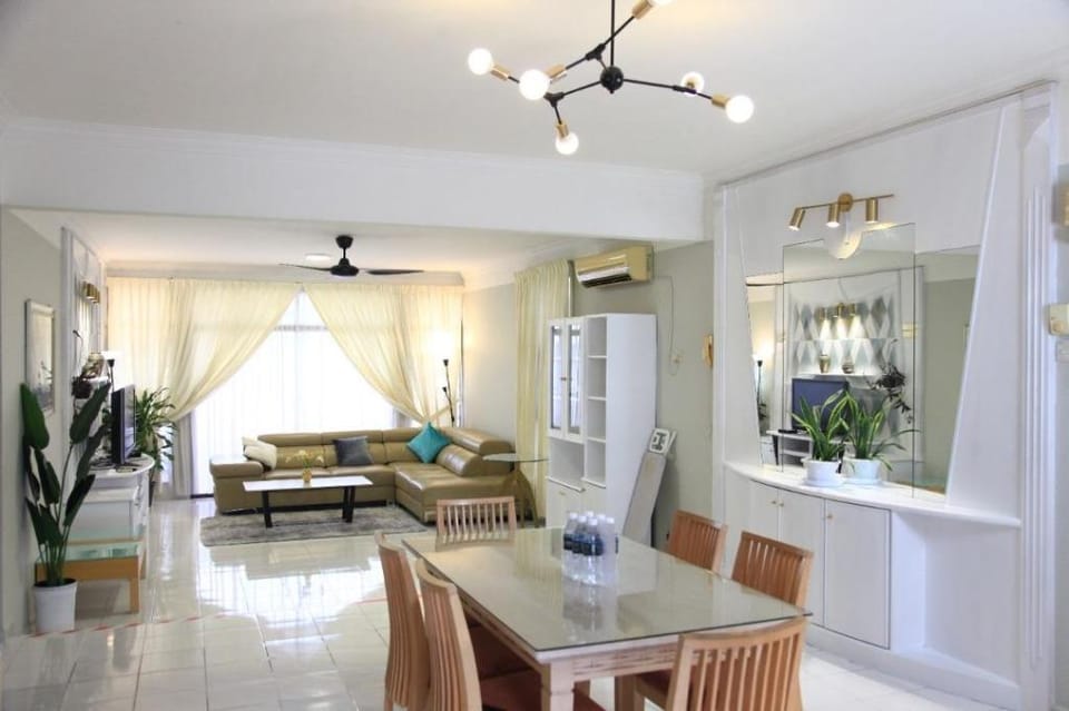 Isabelle Villa - Cozy and Spacious homestay Apartment in George Town