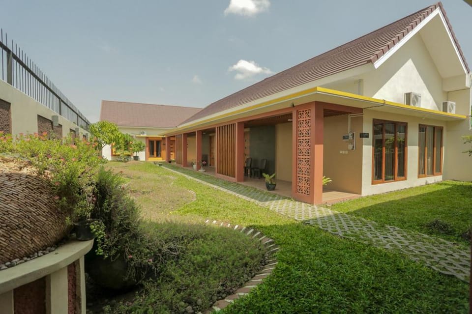 IDR Green Guest House Syariah Mitra RedDoorz Bed and Breakfast in Indonesia