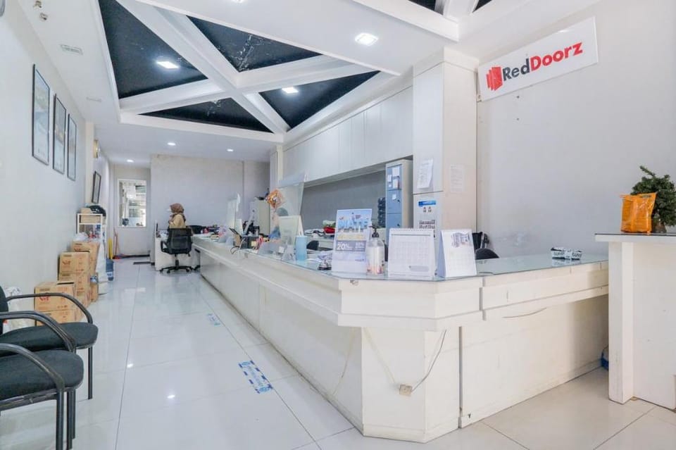 RedDoorz @ Darmo Surabaya Hotel in Surabaya