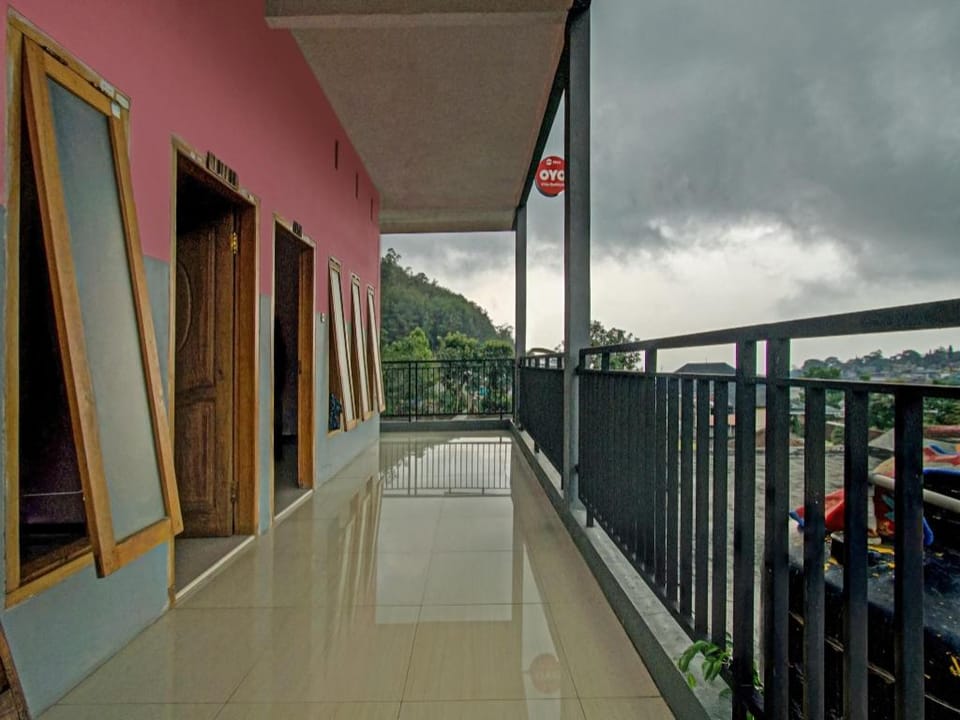 OYO 3866 Villa Gothick Hotel in Batu