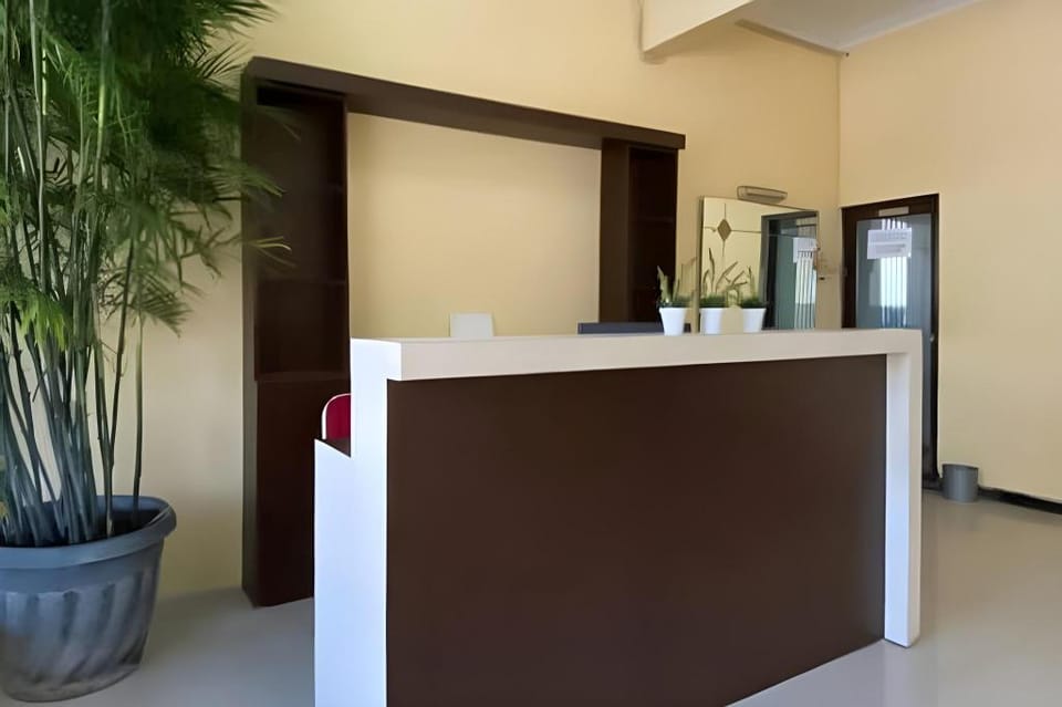 RedDoorz near Bukit Darmo Golf Bed and Breakfast in Surabaya