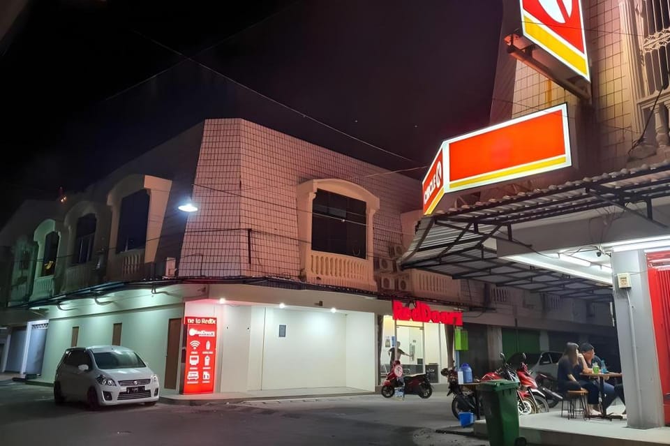 RedDoorz @ Mayjen Sungkono Surabaya Hotel in Surabaya