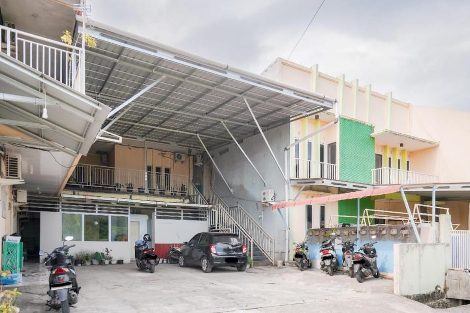 Urbanview Hotel Mine Residence Syariah Hotel in Padang
