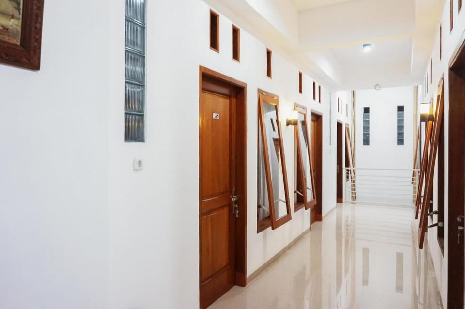 RedDoorz @ Jalan Danau Limboto Hotel in East Java