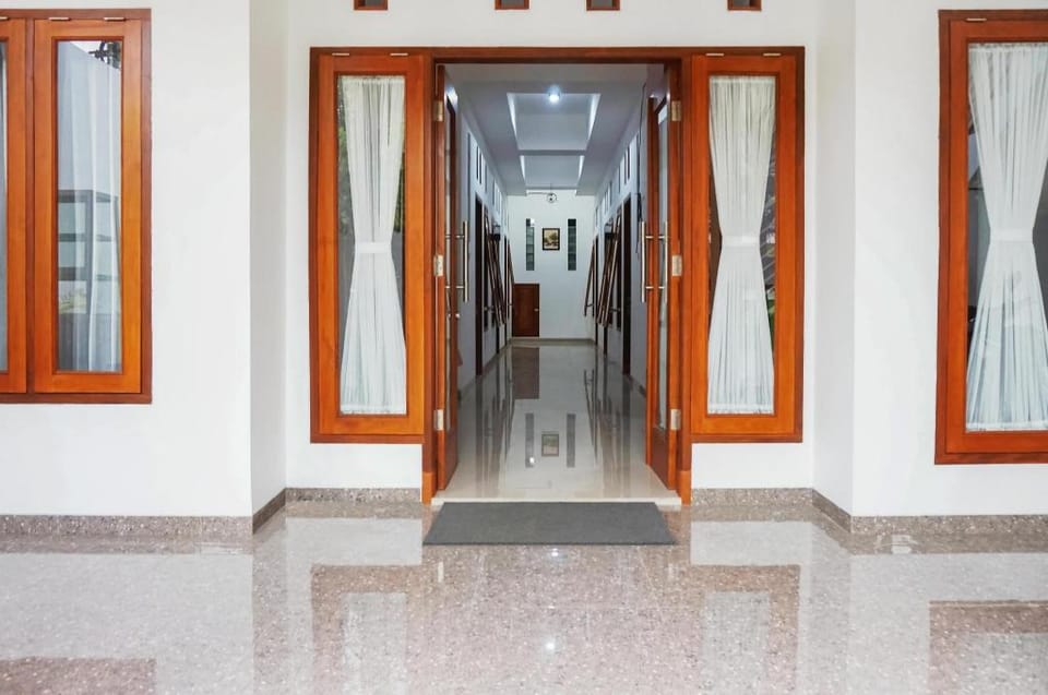 RedDoorz @ Jalan Danau Limboto Hotel in East Java