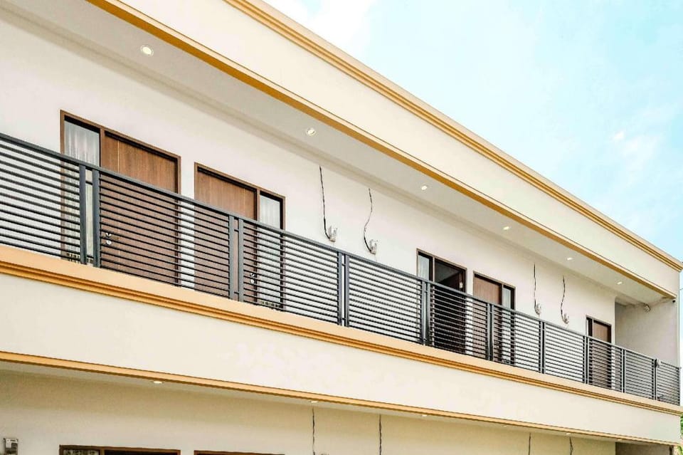 Rudi Rooms near Stasiun Cikarang Mitra RedDoorz Hotel in West Java
