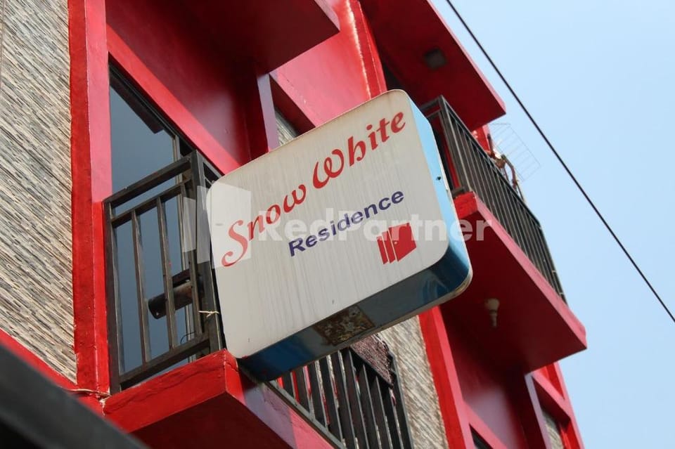 Snow White Residence near Grogol Mitra RedDoorz Hotel in Jakarta