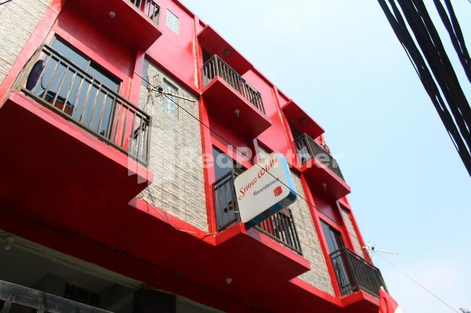 Snow White Residence near Grogol Mitra RedDoorz Hotel in Jakarta